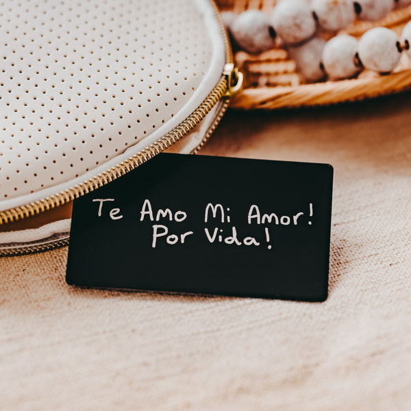 Aluminum Handwritten Wallet Card. As pictured black background with white writing " Te Amo Mi Amor! Por Vida!"